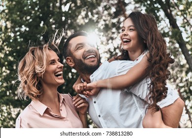 Familie banden. Gelukkig jong gezin van drie glimlachend terwijl ze vrije tijd buitenshuis doorbrengen