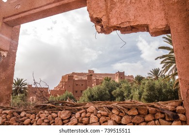 Orașul fortificat Aït Benhaddou văzut dintr-o structură căzută.