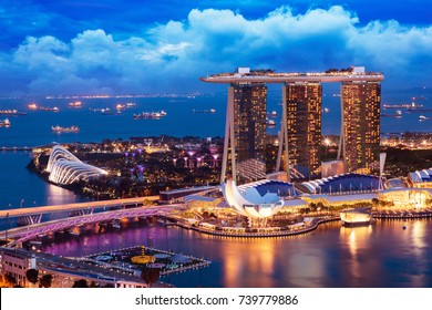 Paisaje urbano de Singapur al anochecer. Paisaje del edificio empresarial de Singapur alrededor de Marina Bay. Edificio alto y moderno en la zona del distrito de negocios al atardecer.
