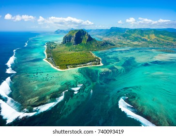 Vista aérea del panorama de la isla Mauricio y la famosa montaña Le Morne Brabant, hermosa laguna azul y cascada submarina