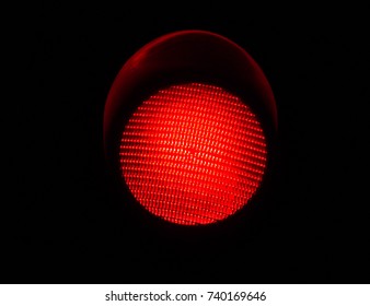 黒の背景で分離された LED 赤信号トラフィック ライト