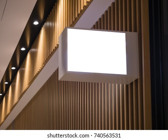 木製の壁にサイネージ ライト ボックスをモックアップします。ショップのロゴ
