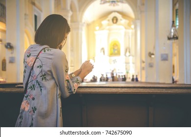 キリスト教の女性は手をつないで教会で祈り、キリスト教のコンセプト宗教で神を崇拝しています。