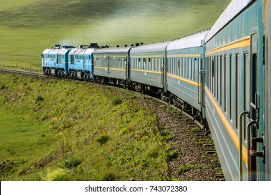 Transsiberische spoorlijn met locomotief en stoom door Mongolië op een zonnige zomerdag (in de buurt van Ulaanbaatar, Mongolië, Azië)
