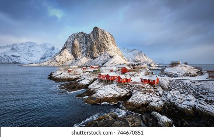Famosa atracción turística Hamnoy pueblo pesquero en las islas Lofoten, Noruega con casas rojas rorbu en invierno