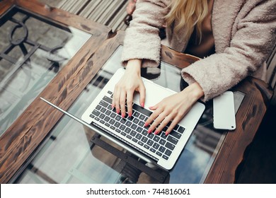 Pretty Young Beauty Woman usando Laptop en café, mujer de negocios de retrato al aire libre, estilo hipster, internet, teléfono inteligente, oficina, Bali Indonesia, tenencia, mac OS, gerente, freelancer
