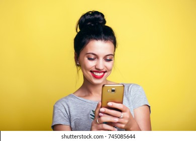 Nahaufnahme von Frauenhänden, die ein Handy mit leerem Kopienraum für Ihre Werbetextnachricht oder Werbeinhalte halten, Hipster-Mädchen, das während der Kaffeepause Videos auf dem Handy ansieht