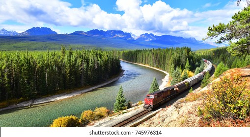 Tàu đi qua khúc cua Morant nổi tiếng tại Thung lũng Bow vào mùa thu, Công viên quốc gia Banff, Canadian Rockies, Canada.