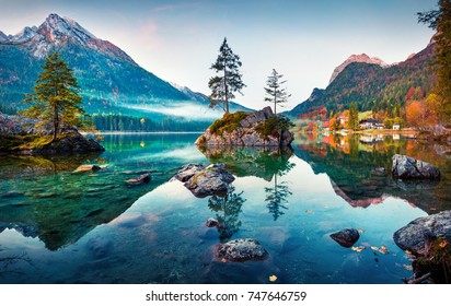 Hermosa escena de otoño del lago Hintersee. Opinión colorida de la mañana de las montañas bávaras en la frontera austríaca, Alemania, Europa. Belleza del fondo del concepto de naturaleza.