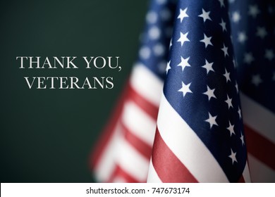 algunas banderas americanas y el texto gracias veteranos contra un fondo verde oscuro