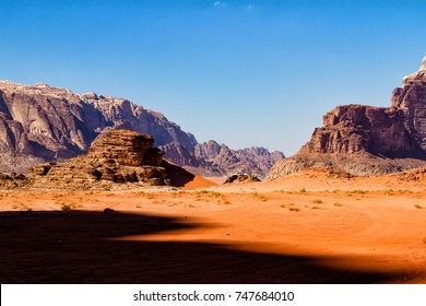 中東のヨルダン、月の谷として知られるワディラム。砂漠は多くの映画のロケ地として使われました。今では人気のサファリの目的地です。