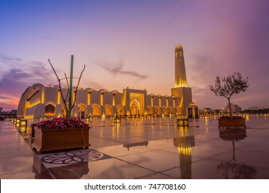 イマーム ムハンマド イブン アブド アル ワハブ モスク (カタール州立モスク) 外観空に雲と日没