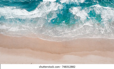 サーフィン空撮、海の波が岸に届く空撮ドローンのトップビューのビーチ、驚くほど美しい海の風景の飛行ドローンからのトップビュー航空写真。