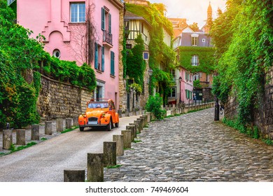 Vista de la calle vieja en el barrio de Montmartre en París, Francia. Acogedor paisaje urbano de París. Arquitectura y monumentos de París.