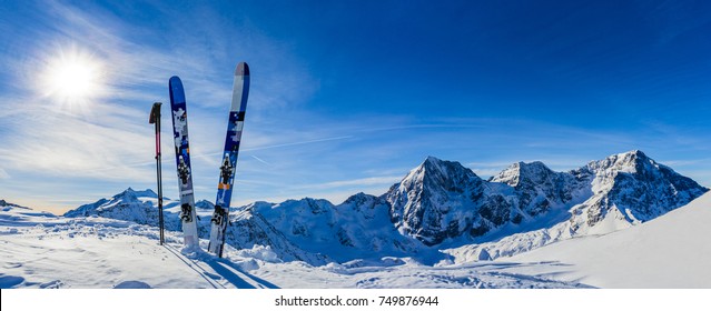 Bermain ski di musim dingin, pegunungan, dan peralatan tur ski di pedalaman di puncak gunung bersalju di hari yang cerah. Tirol Selatan, Solda di Italia.