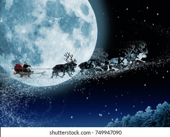 Papá Noel consigue un movimiento para montar en sus renos. El trineo mágico de Santa volando sobre el bosque de hadas de Navidad en el fondo de la enorme luna.