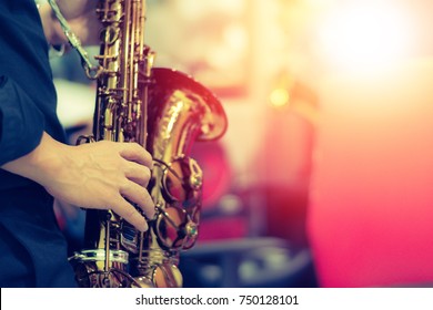 Liên hoan nhạc Jazz thế giới. Saxophone, nhạc cụ được chơi bởi nghệ sĩ kèn saxophone trong lễ hội.