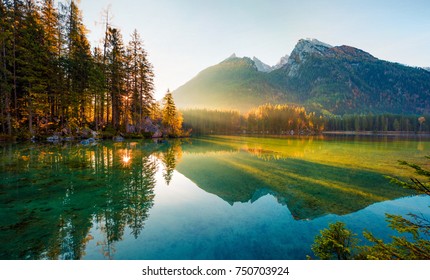 Prachtige herfstzonsopgang van het Hintersee-meer. Geweldig ochtend uitzicht van Beierse Alpen aan de Oostenrijkse grens, Duitsland, Europa. Schoonheid van aard concept achtergrond.