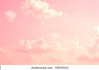 白い雲とピンクの空の背景。