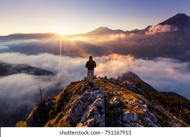 Succesvolle man wandelaar op de top van de berg
