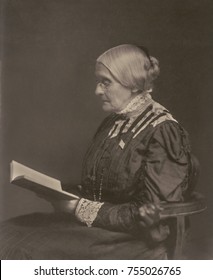Susan B. Anthony sentada y leyendo un libro, ca. 1900. Nacida en 1820, celebró su ochenta cumpleaños en la Casa Blanca por invitación del presidente William McKinley.