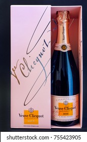 Veuve Clicquot Champagne Logo PNG Transparent – Brands Logos
