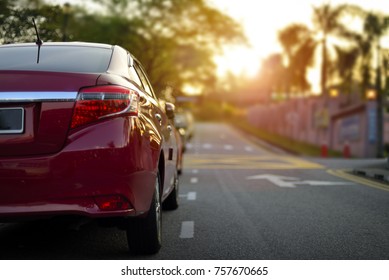 Kopyalama alanı bulunan yol kenarındaki otoparkın yakın çekimi, seçici odak.