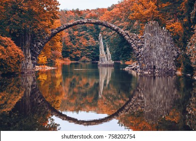Cầu Rakotz (Rakotzbrucke, Cầu Quỷ) ở Kromlau, Sachsen, Đức. Mùa thu đầy màu sắc, phản chiếu của cây cầu trong nước tạo nên một vòng tròn đầy đủ