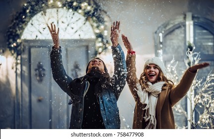 Junges romantisches Paar amüsiert sich im Winter vor Weihnachten im Freien. Genießen Sie die gemeinsame Zeit an Silvester. Zwei Liebende umarmen und küssen sich am Valentinstag.