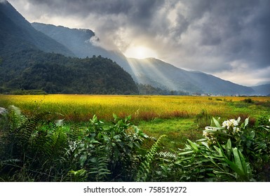 Luzes da cidade e vilarejos de Pokhara à noite, céu estrelado na cordilheira de Annapurna, Nepal.