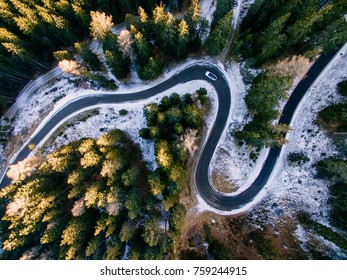 Vista aérea del bosque nevado con una carretera. Capturado desde arriba con un dron. Dolomitas - Italia