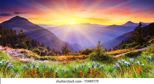 山の風景の中の雄大な夕日。HDR 画像