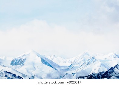 Puncak gunung tinggi, tertutup salju. India.
