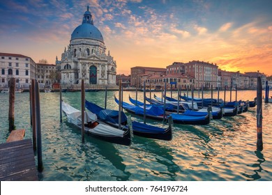 Venecia. Imagen del paisaje urbano del Gran Canal de Venecia, con la basílica de Santa Maria della Salute al fondo.