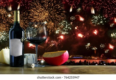 Lễ mừng năm mới với pháo hoa, rượu vang đỏ và pho mát đặc biệt