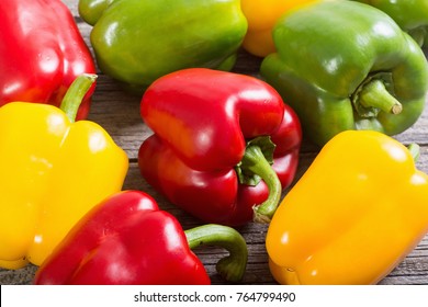Faarweg gréng, rout a giel Paprika Paprika Hannergrond