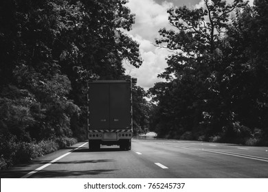 vrachtwagen weg bos zwart en wit
