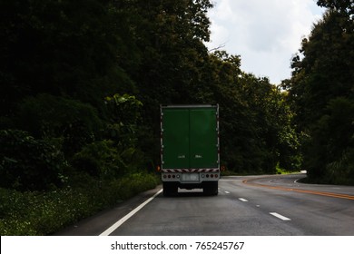 vrachtwagen weg bos buiten