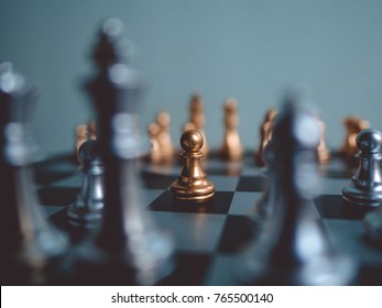 Geschäftskonzept des Schachspielwettbewerbs, Probleme bekämpfen und konfrontieren, Bedrohungen durch umgebende Probleme. Ausgestellt unter dem Konzept der Spiele.