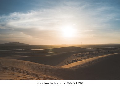砂漠に沈む夕日。この写真はベトナムの白い砂丘からのものです。