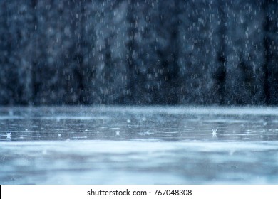 La pluie tombe sur le sol pendant la saison des pluies.