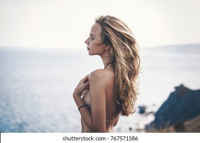 Das blonde Mädchen auf dem Pier