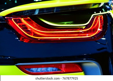 Detail auta. Nové LED zadní světlo v hybridním sportovním voze.