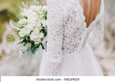 La novia tiene un ramo de novia, vestido de novia, detalles de boda