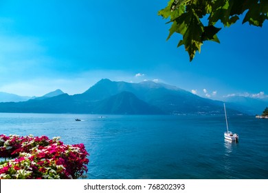 Terraza de flores coloridas frente a la hermosa escena del lago de Como en Italia. Un gran lago azul rodeado de una colina verde. Es un famoso destino turístico para el turismo. El turista puede hacer turismo en yate.