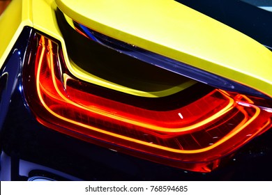 Autodetail. Neues LED-Rücklicht im Hybrid-Sportwagen.