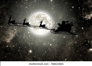 silueta de un goth volador santa claus contra el fondo del cielo nocturno. Elementos de esta imagen proporcionados por la NASA