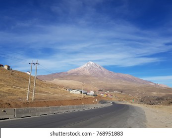 Vista del pico de la montaña Damavand desde la carretera de Haraz, al norte de Irán. Es el punto más alto de Irán con 5.610 metros de altura.