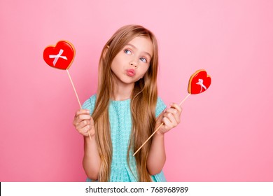 ¡Tan lindo, encantador y divertido! Retrato de hermosa niña dulce con vestido azul claro, ella está soñando con confitería y pastelería, aislado sobre fondo rosa brillante