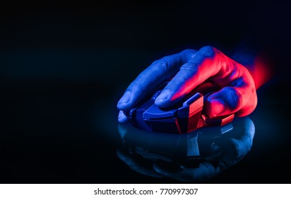 Close-up dari Hand over Wireless Game Mouse di latar belakang gelap